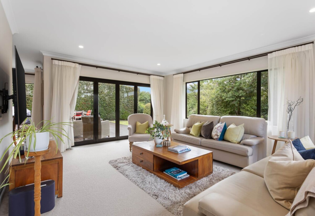 5 beds 3 baths house with triple garage on 809m2 flat section, backing directly onto a peaceful reserve, close to schools, reserves, Albany Mall, motorway access, 0.5 km to Albany Junior High School, 1.1 km to Upper Harbour Primary School, 2.5 km to Albany Senior High School, 44 Laurel Oak Drive, Albany, Auckland