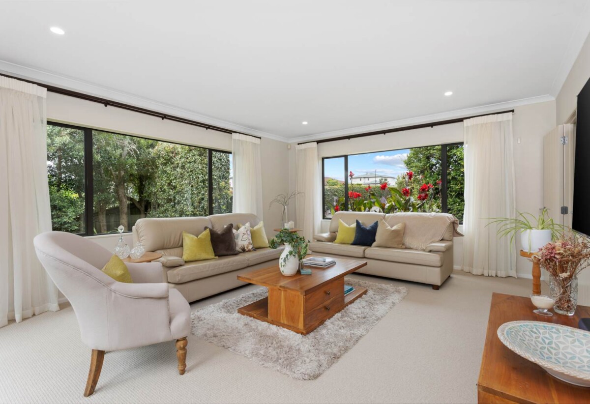 5 beds 3 baths house with triple garage on 809m2 flat section, backing directly onto a peaceful reserve, close to schools, reserves, Albany Mall, motorway access, 0.5 km to Albany Junior High School, 1.1 km to Upper Harbour Primary School, 2.5 km to Albany Senior High School, 44 Laurel Oak Drive, Albany, Auckland