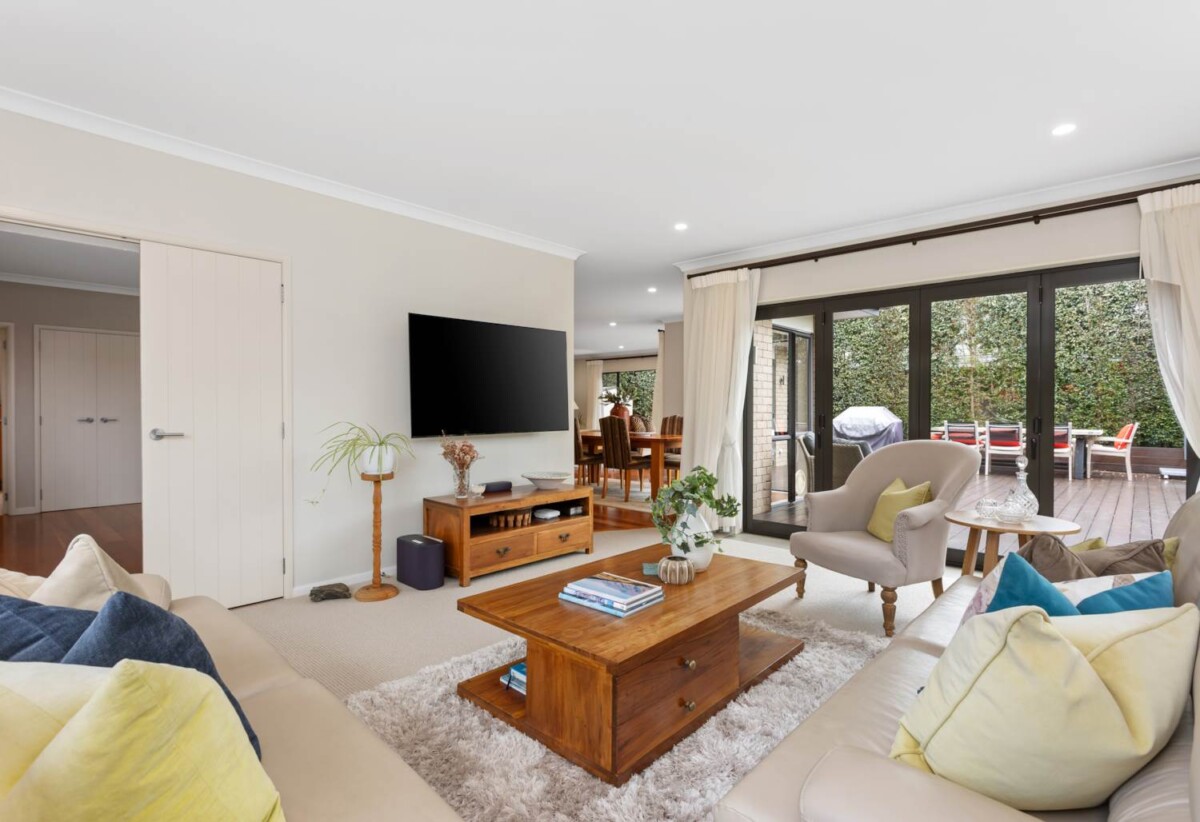 5 beds 3 baths house with triple garage on 809m2 flat section, backing directly onto a peaceful reserve, close to schools, reserves, Albany Mall, motorway access, 0.5 km to Albany Junior High School, 1.1 km to Upper Harbour Primary School, 2.5 km to Albany Senior High School, 44 Laurel Oak Drive, Albany, Auckland