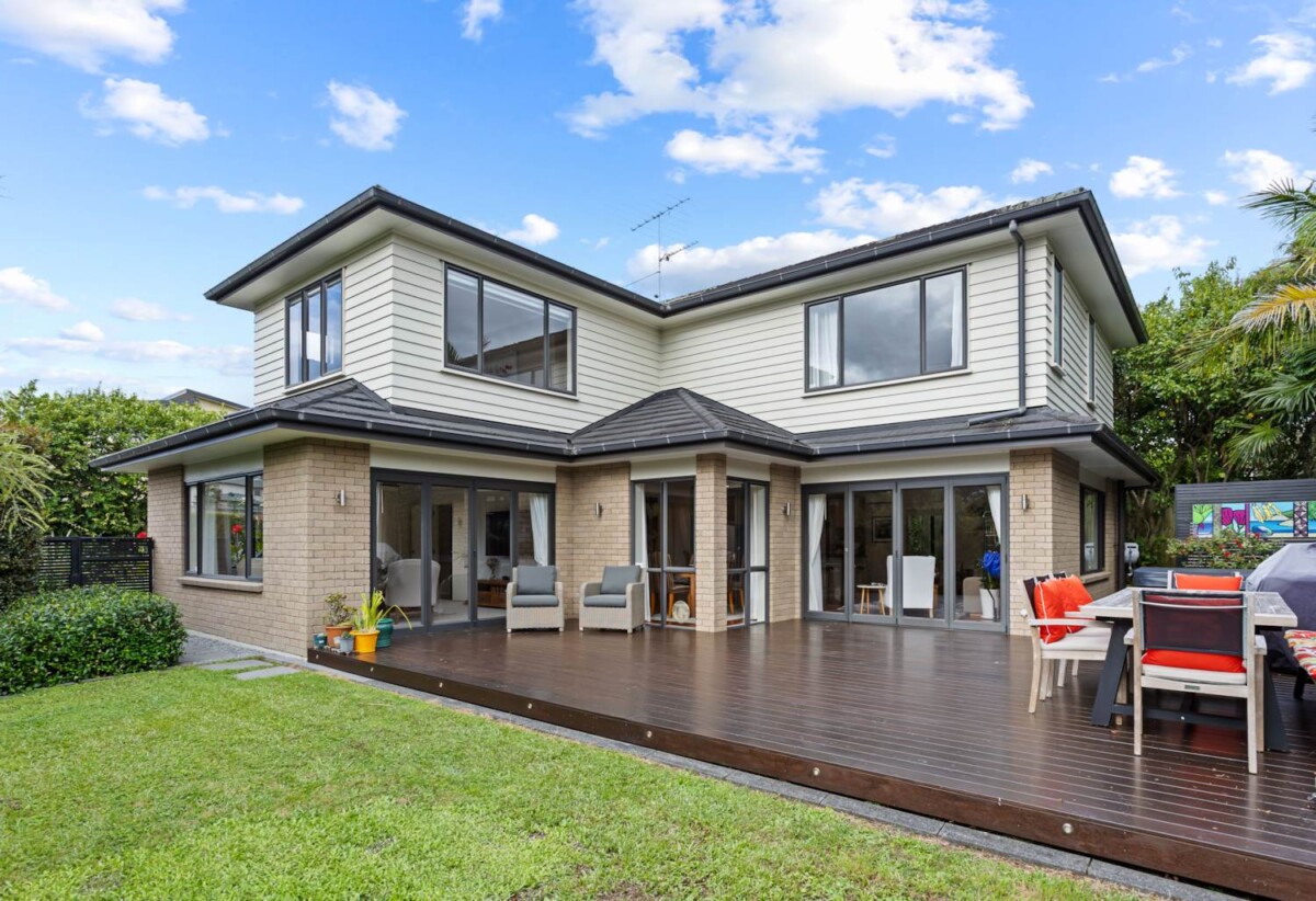 5 beds 3 baths house with triple garage on 809m2 flat section, backing directly onto a peaceful reserve, close to schools, reserves, Albany Mall, motorway access, 0.5 km to Albany Junior High School, 1.1 km to Upper Harbour Primary School, 2.5 km to Albany Senior High School, 44 Laurel Oak Drive, Albany, Auckland