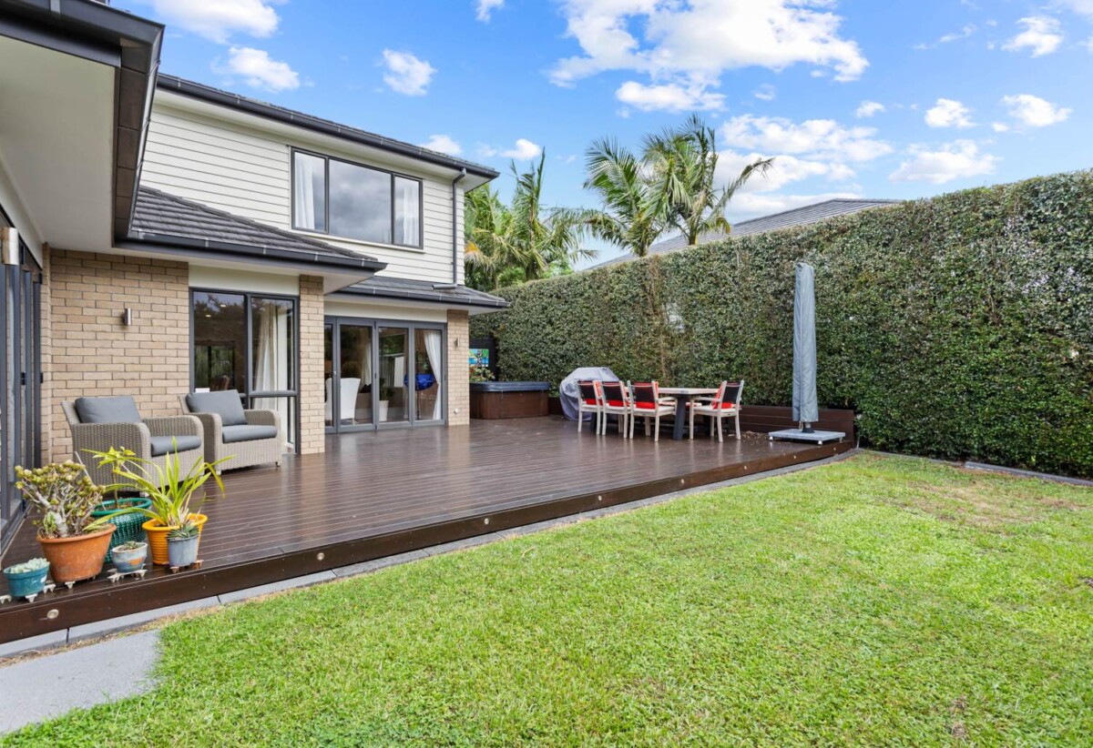 5 beds 3 baths house with triple garage on 809m2 flat section, backing directly onto a peaceful reserve, close to schools, reserves, Albany Mall, motorway access, 0.5 km to Albany Junior High School, 1.1 km to Upper Harbour Primary School, 2.5 km to Albany Senior High School, 44 Laurel Oak Drive, Albany, Auckland