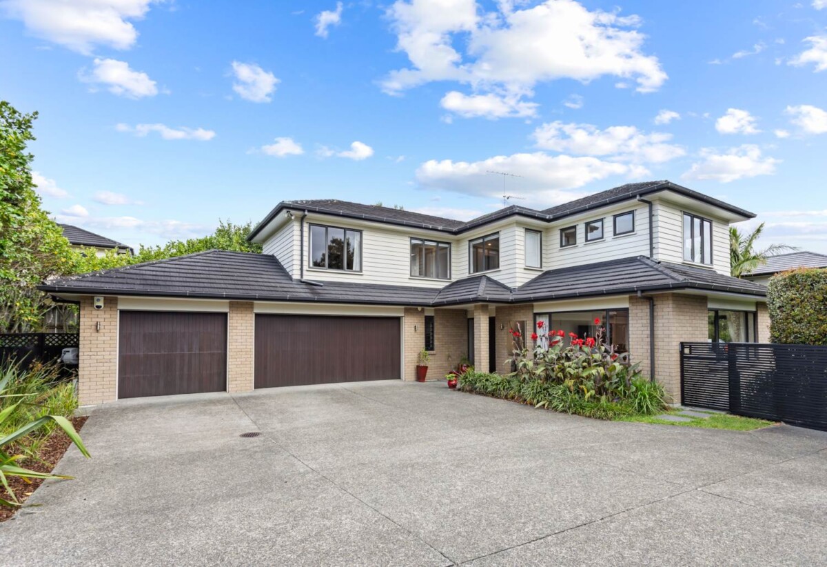 5 beds 3 baths house with triple garage on 809m2 flat section, backing directly onto a peaceful reserve, close to schools, reserves, Albany Mall, motorway access, 0.5 km to Albany Junior High School, 1.1 km to Upper Harbour Primary School, 2.5 km to Albany Senior High School, 44 Laurel Oak Drive, Albany, Auckland