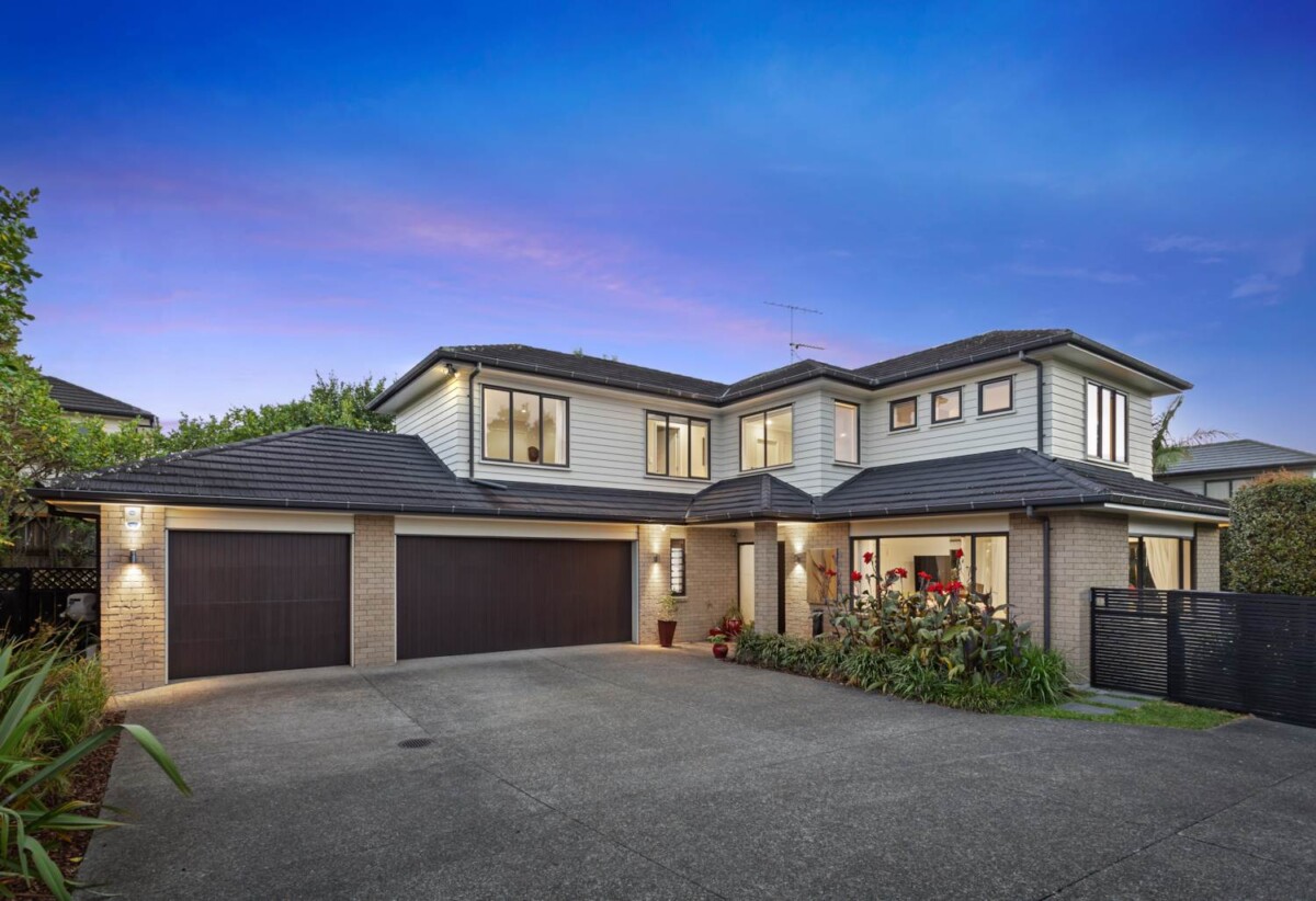 5 beds 3 baths house with triple garage on 809m2 flat section, backing directly onto a peaceful reserve, close to schools, reserves, Albany Mall, motorway access, 0.5 km to Albany Junior High School, 1.1 km to Upper Harbour Primary School, 2.5 km to Albany Senior High School, 44 Laurel Oak Drive, Albany, Auckland