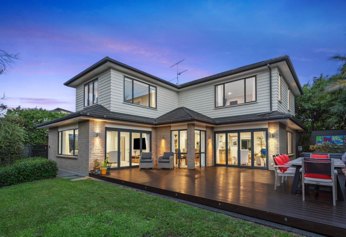 5 beds 3 baths house with triple garage on 809m2 flat section, backing directly onto a peaceful reserve, close to schools, reserves, Albany Mall, motorway access, 0.5 km to Albany Junior High School, 1.1 km to Upper Harbour Primary School, 2.5 km to Albany Senior High School, 44 Laurel Oak Drive, Albany, Auckland
