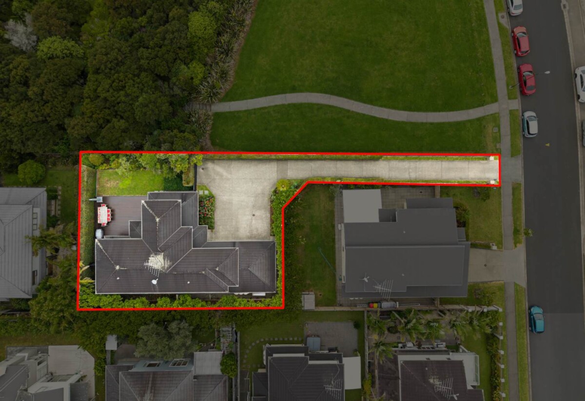 5 beds 3 baths house with triple garage on 809m2 flat section, backing directly onto a peaceful reserve, close to schools, reserves, Albany Mall, motorway access, 0.5 km to Albany Junior High School, 1.1 km to Upper Harbour Primary School, 2.5 km to Albany Senior High School, 44 Laurel Oak Drive, Albany, Auckland