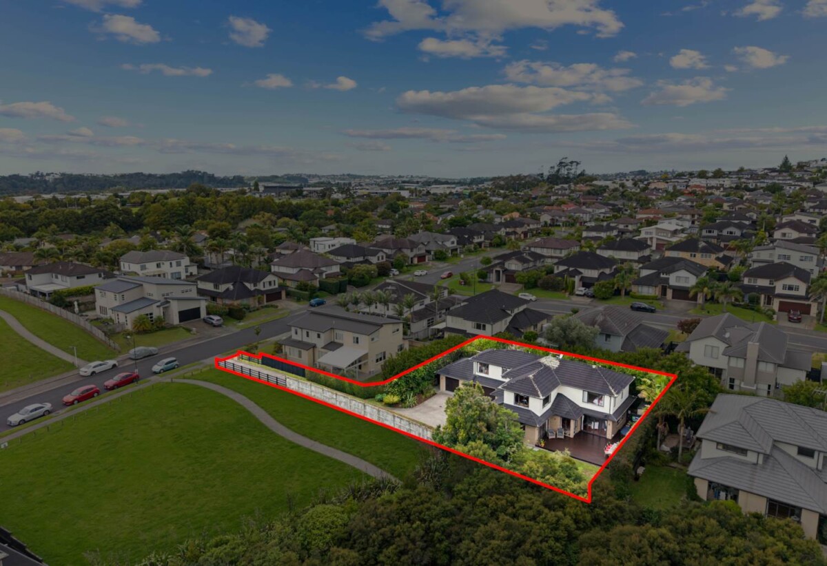 5 beds 3 baths house with triple garage on 809m2 flat section, backing directly onto a peaceful reserve, close to schools, reserves, Albany Mall, motorway access, 0.5 km to Albany Junior High School, 1.1 km to Upper Harbour Primary School, 2.5 km to Albany Senior High School, 44 Laurel Oak Drive, Albany, Auckland