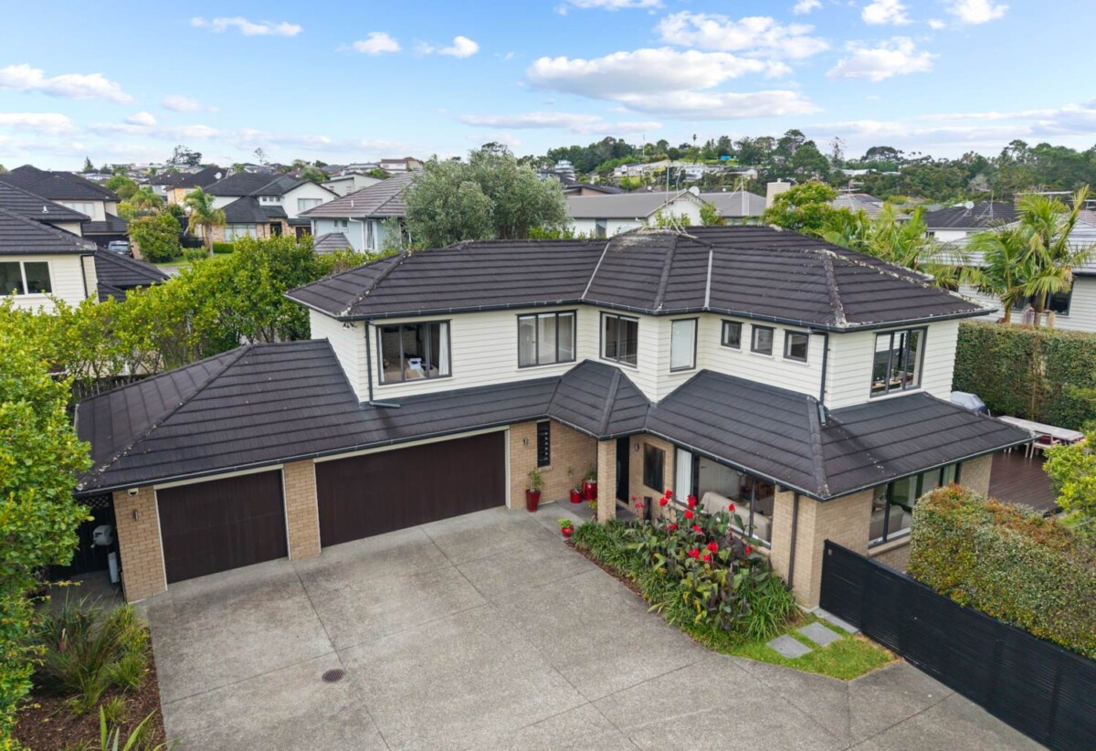 5 beds 3 baths house with triple garage on 809m2 flat section, backing directly onto a peaceful reserve, close to schools, reserves, Albany Mall, motorway access, 0.5 km to Albany Junior High School, 1.1 km to Upper Harbour Primary School, 2.5 km to Albany Senior High School, 44 Laurel Oak Drive, Albany, Auckland