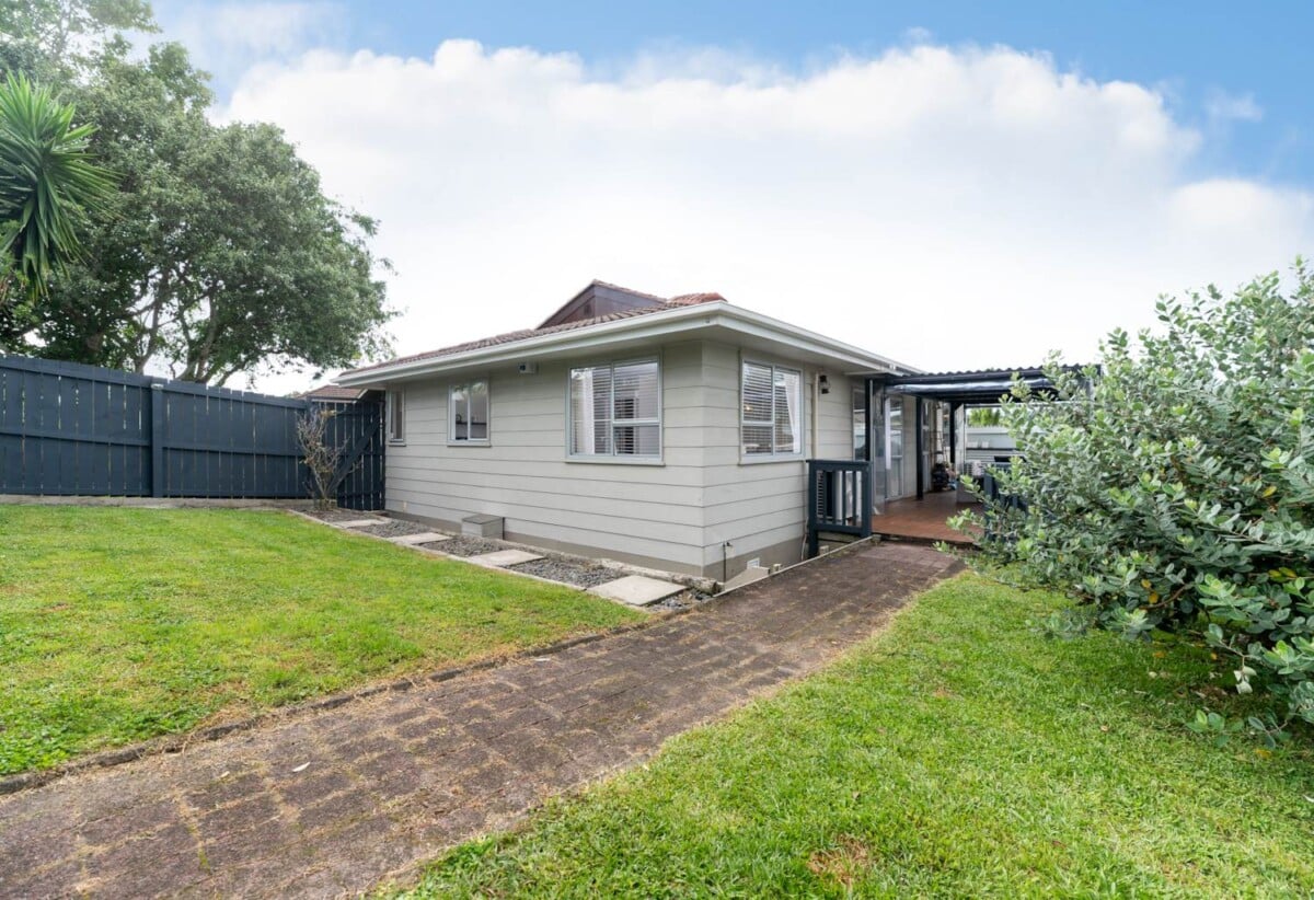 3 beds 1 bath house with carport, close to schools, Wairau Valley shops, motorway access, 0.2 km to Target Road School, 1.1 km to Wairau Intermediate School, 1.7 km to Glenfield Intermediate School, 1/20 Lambrown Drive, Totara Vale, Auckland