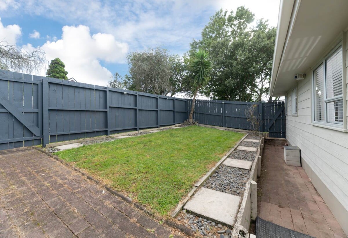 3 beds 1 bath house with carport, close to schools, Wairau Valley shops, motorway access, 0.2 km to Target Road School, 1.1 km to Wairau Intermediate School, 1.7 km to Glenfield Intermediate School, 1/20 Lambrown Drive, Totara Vale, Auckland