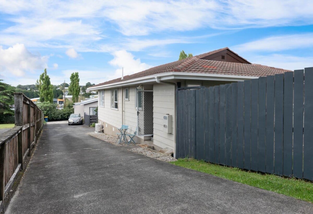 3 beds 1 bath house with carport, close to schools, Wairau Valley shops, motorway access, 0.2 km to Target Road School, 1.1 km to Wairau Intermediate School, 1.7 km to Glenfield Intermediate School, 1/20 Lambrown Drive, Totara Vale, Auckland