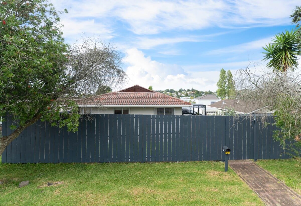 3 beds 1 bath house with carport, close to schools, Wairau Valley shops, motorway access, 0.2 km to Target Road School, 1.1 km to Wairau Intermediate School, 1.7 km to Glenfield Intermediate School, 1/20 Lambrown Drive, Totara Vale, Auckland