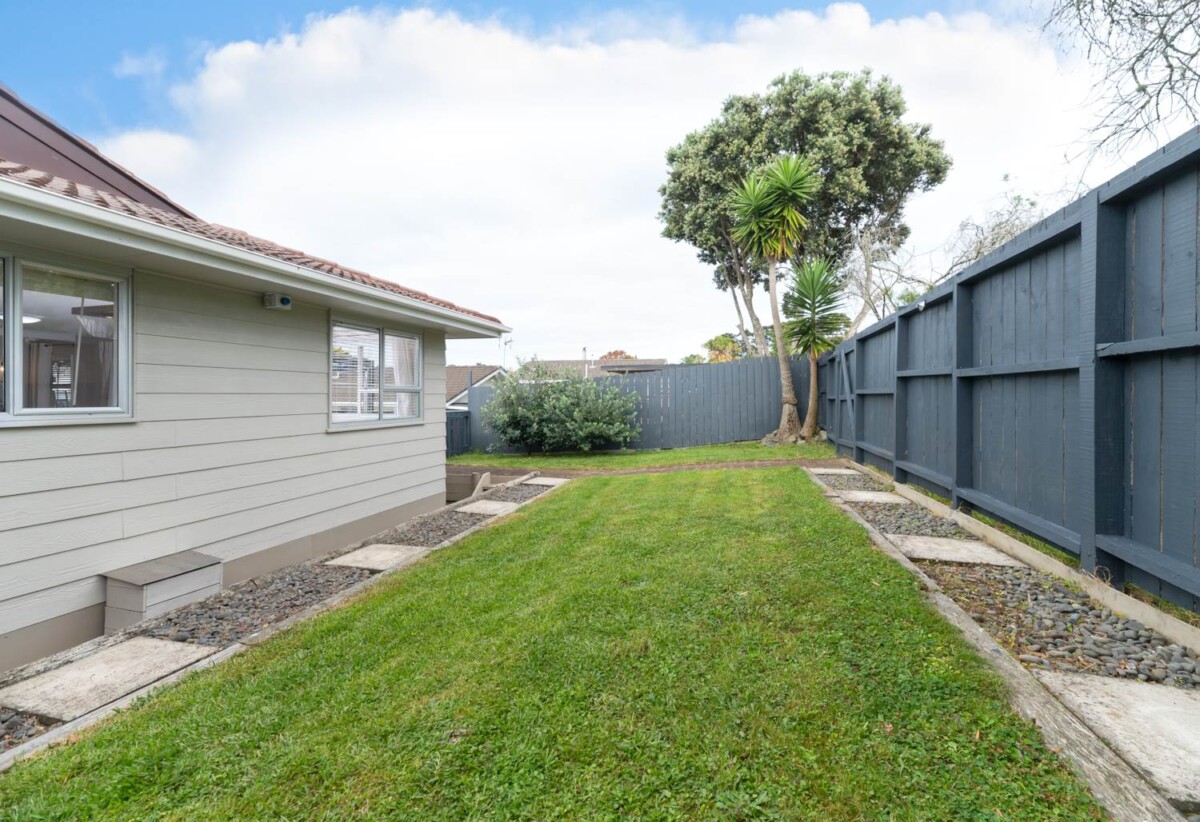 3 beds 1 bath house with carport, close to schools, Wairau Valley shops, motorway access, 0.2 km to Target Road School, 1.1 km to Wairau Intermediate School, 1.7 km to Glenfield Intermediate School, 1/20 Lambrown Drive, Totara Vale, Auckland
