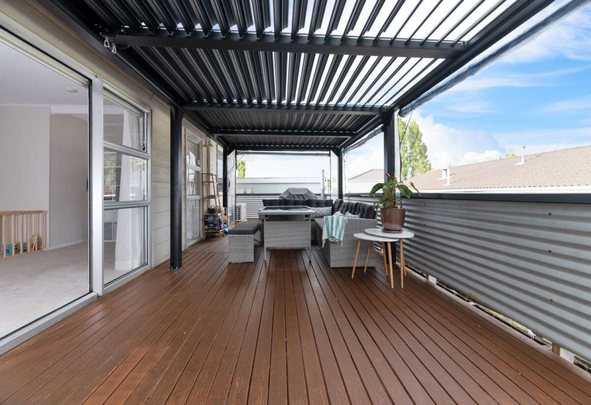 3 beds 1 bath house with carport, close to schools, Wairau Valley shops, motorway access, 0.2 km to Target Road School, 1.1 km to Wairau Intermediate School, 1.7 km to Glenfield Intermediate School, 1/20 Lambrown Drive, Totara Vale, Auckland