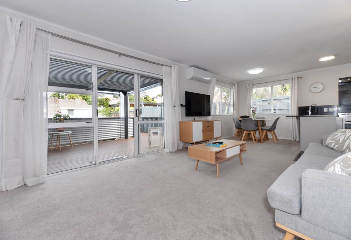3 beds 1 bath house with carport, close to schools, Wairau Valley shops, motorway access, 0.2 km to Target Road School, 1.1 km to Wairau Intermediate School, 1.7 km to Glenfield Intermediate School, 1/20 Lambrown Drive, Totara Vale, Auckland
