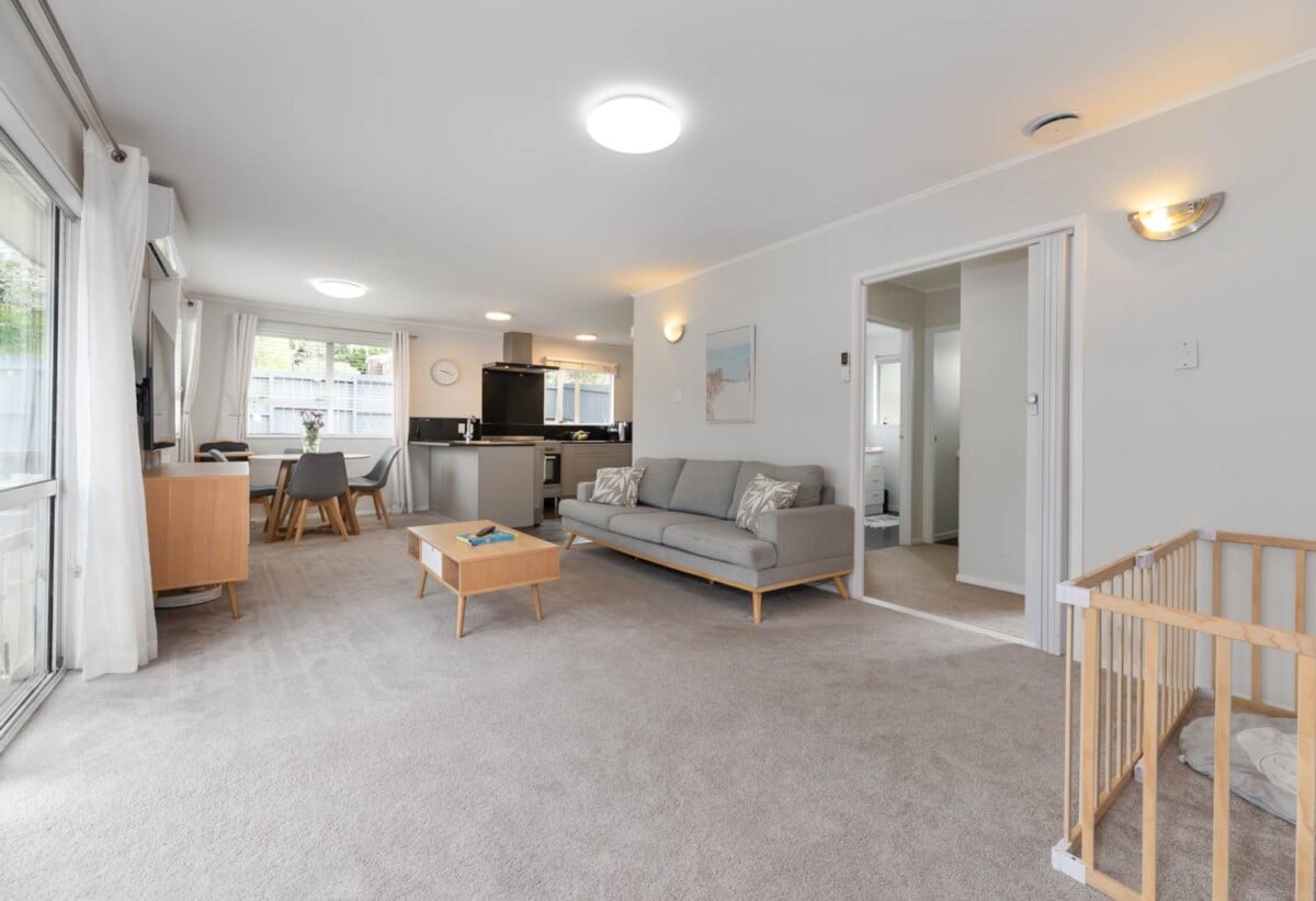 3 beds 1 bath house with carport, close to schools, Wairau Valley shops, motorway access, 0.2 km to Target Road School, 1.1 km to Wairau Intermediate School, 1.7 km to Glenfield Intermediate School, 1/20 Lambrown Drive, Totara Vale, Auckland