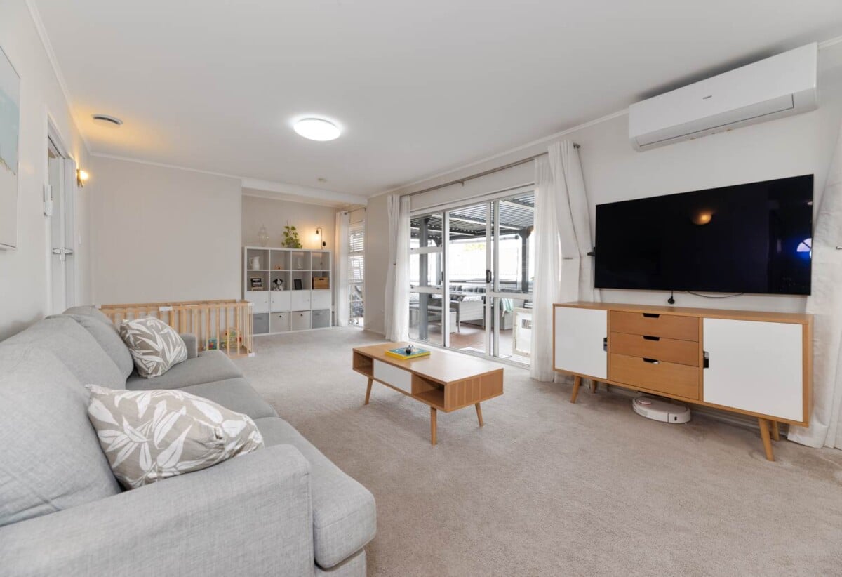 3 beds 1 bath house with carport, close to schools, Wairau Valley shops, motorway access, 0.2 km to Target Road School, 1.1 km to Wairau Intermediate School, 1.7 km to Glenfield Intermediate School, 1/20 Lambrown Drive, Totara Vale, Auckland
