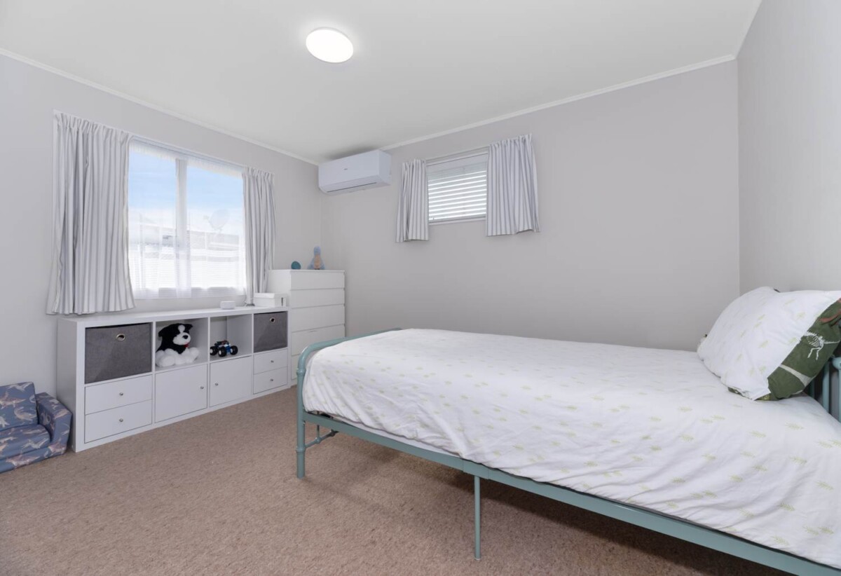 3 beds 1 bath house with carport, close to schools, Wairau Valley shops, motorway access, 0.2 km to Target Road School, 1.1 km to Wairau Intermediate School, 1.7 km to Glenfield Intermediate School, 1/20 Lambrown Drive, Totara Vale, Auckland