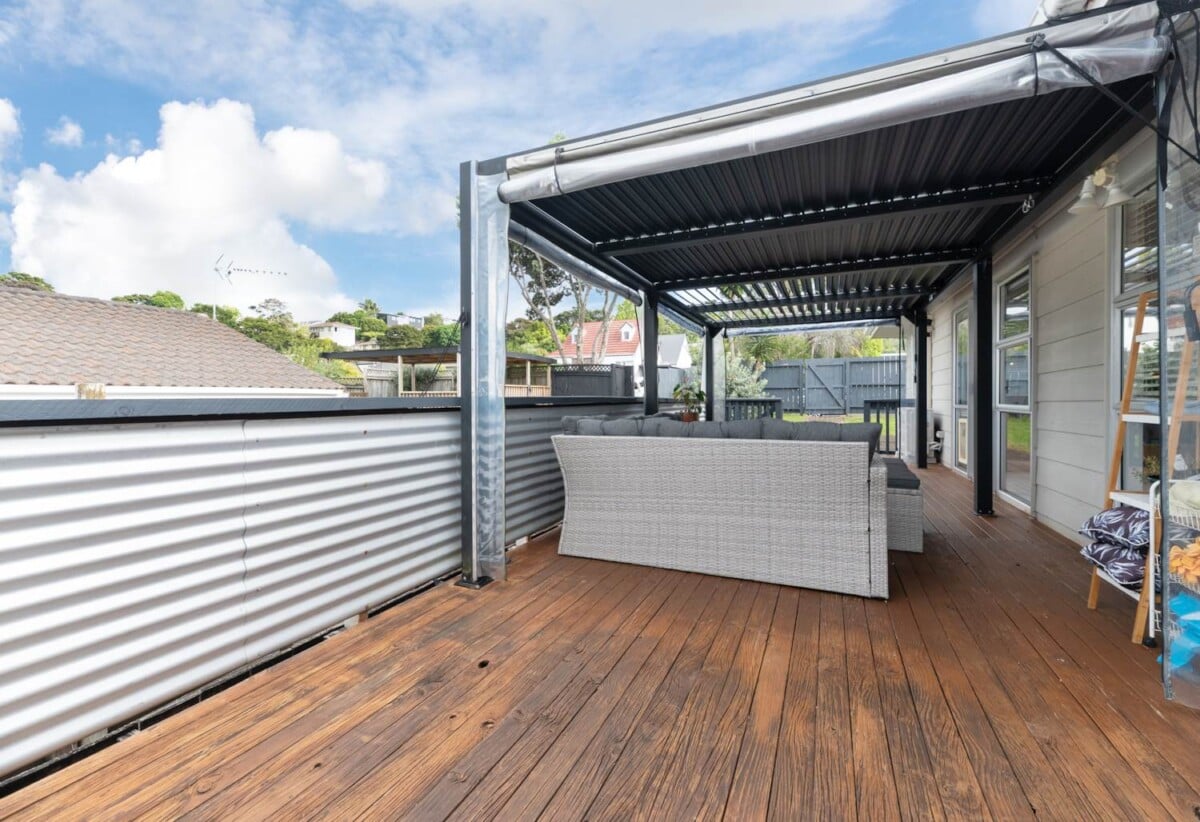 3 beds 1 bath house with carport, close to schools, Wairau Valley shops, motorway access, 0.2 km to Target Road School, 1.1 km to Wairau Intermediate School, 1.7 km to Glenfield Intermediate School, 1/20 Lambrown Drive, Totara Vale, Auckland