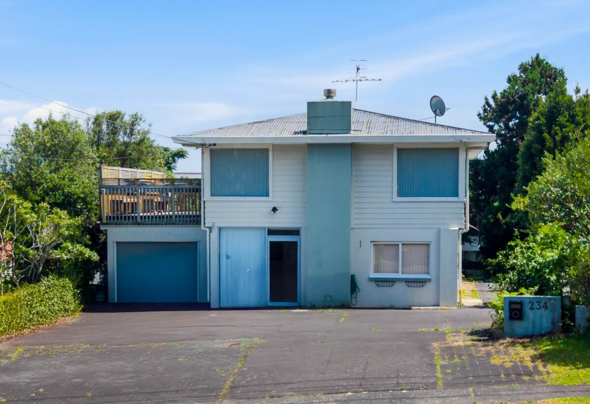 Double Westlake school zone, Zoned Residential Mixed Housing Urban, 5 beds 2 baths house with garage on 807m2 section, 0.6 km to Wairau Intermediate School, 1 km to Sunnynook School, 1.1 km to Campbells Bay School, 2 km to Westlake Boys’ High School, 2.5 km to Westlake Girls’ High School, 234 Forrest Hill Road, Forrest Hill, Auckland
