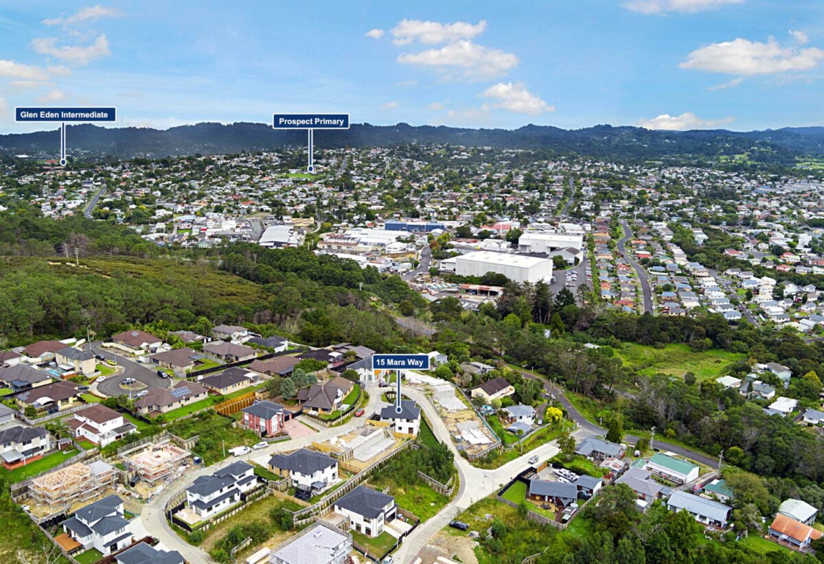 5 beds 3 baths house with double garage on 676m2 section, 1.1 km to Sunnyvale School, 1.2 km to Bruce McLaren Intermediate School, 2.3 km to Henderson High School, 15 Mara Way, Sunnyvale, Auckland