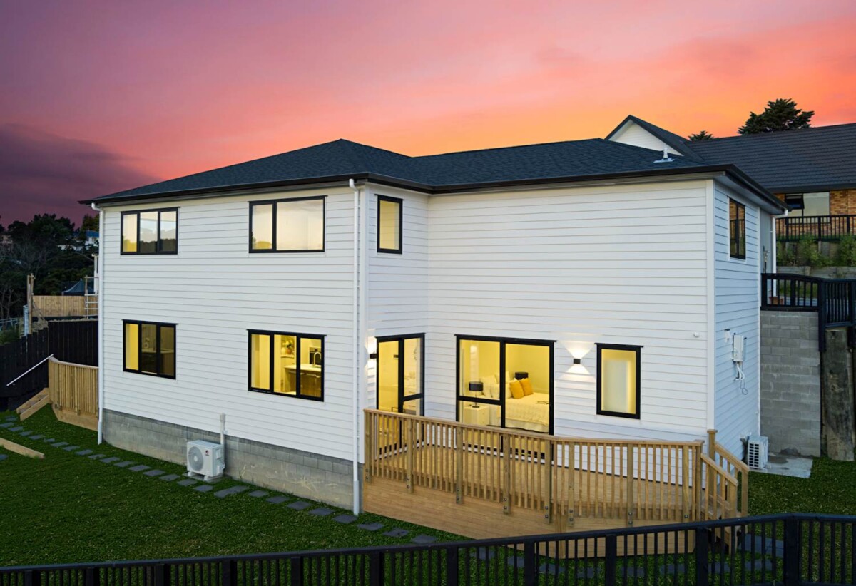 5 beds 3 baths house with double garage on 676m2 section, 1.1 km to Sunnyvale School, 1.2 km to Bruce McLaren Intermediate School, 2.3 km to Henderson High School, 15 Mara Way, Sunnyvale, Auckland