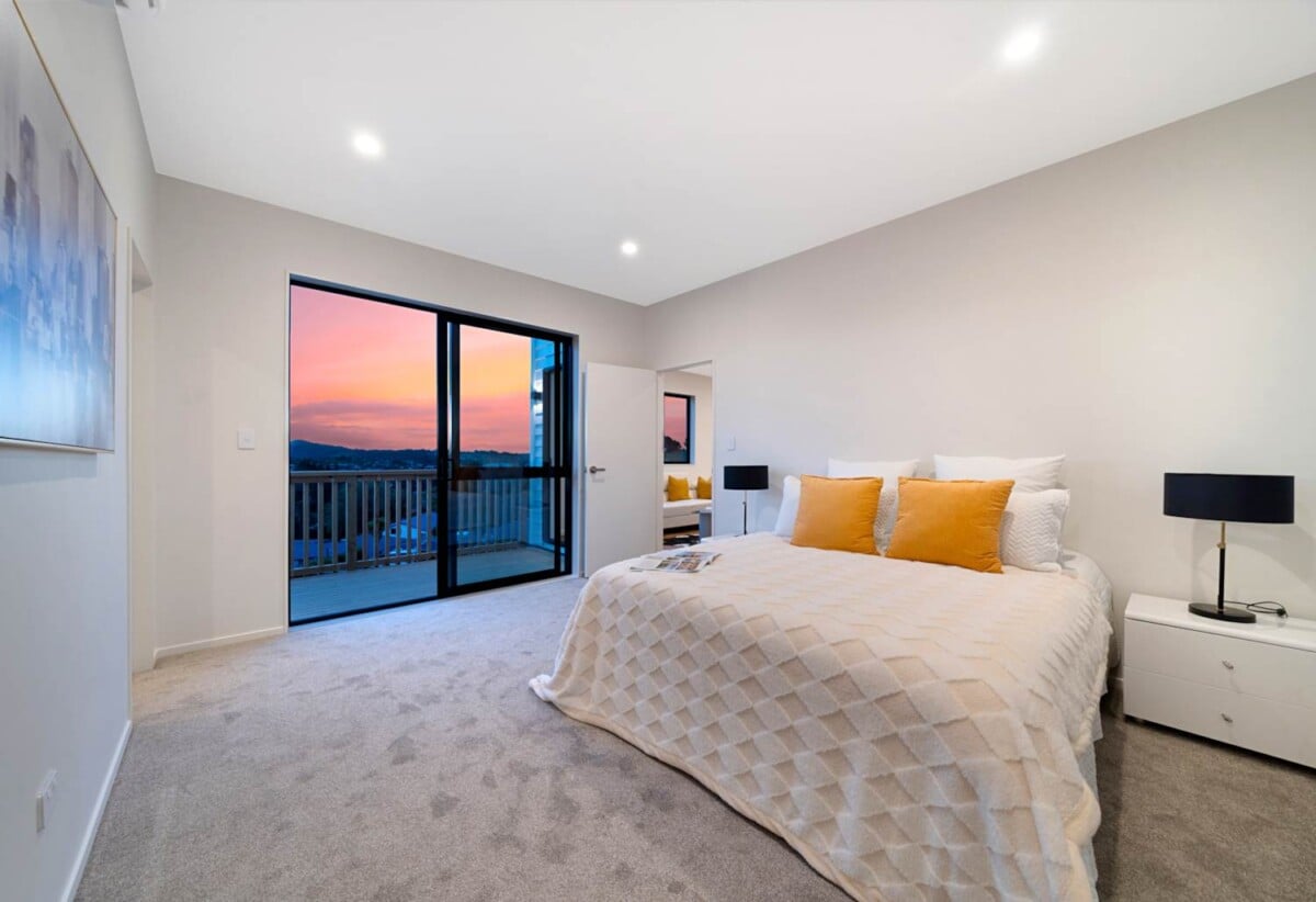 5 beds 3 baths house with double garage on 676m2 section, 1.1 km to Sunnyvale School, 1.2 km to Bruce McLaren Intermediate School, 2.3 km to Henderson High School, 15 Mara Way, Sunnyvale, Auckland
