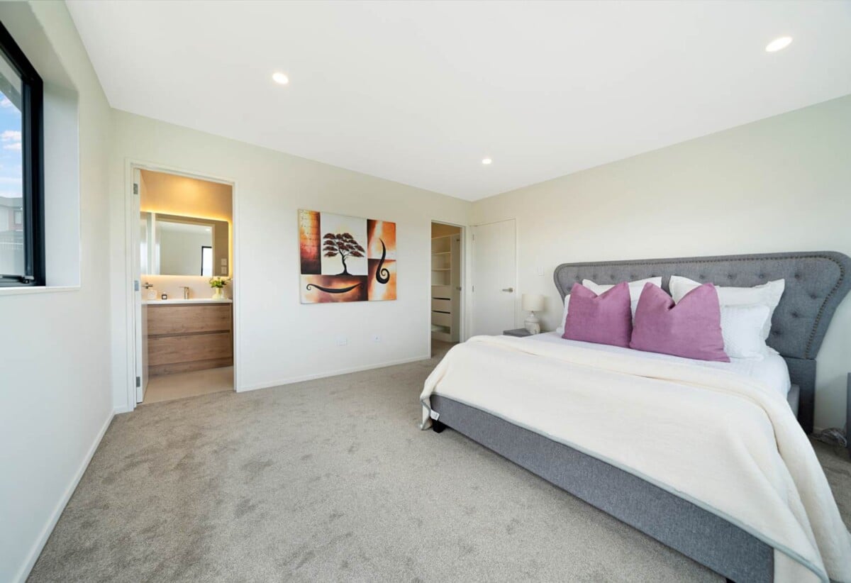 5 beds 3 baths house with double garage on 676m2 section, 1.1 km to Sunnyvale School, 1.2 km to Bruce McLaren Intermediate School, 2.3 km to Henderson High School, 15 Mara Way, Sunnyvale, Auckland