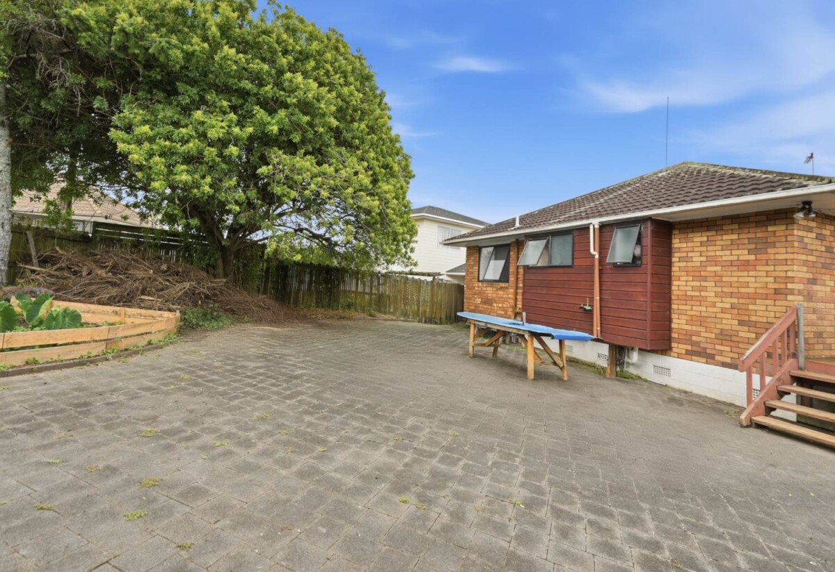 URGENT SALE – 2 Weeks Tender, Highly motivated owners require a timely sale, 5 beds 2 baths house with garages on 650m2 section, 0.6 km to Botany Downs School, 1.6 km to Somerville Intermediate School, 1.9 km to Howick College, 30 Summermist Drive, Northpark, Auckland