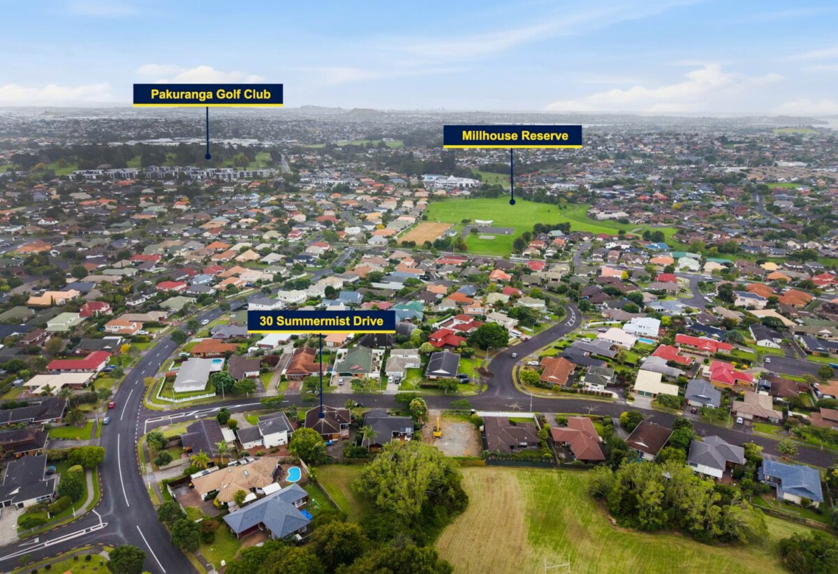 URGENT SALE – 2 Weeks Tender, Highly motivated owners require a timely sale, 5 beds 2 baths house with garages on 650m2 section, 0.6 km to Botany Downs School, 1.6 km to Somerville Intermediate School, 1.9 km to Howick College, 30 Summermist Drive, Northpark, Auckland