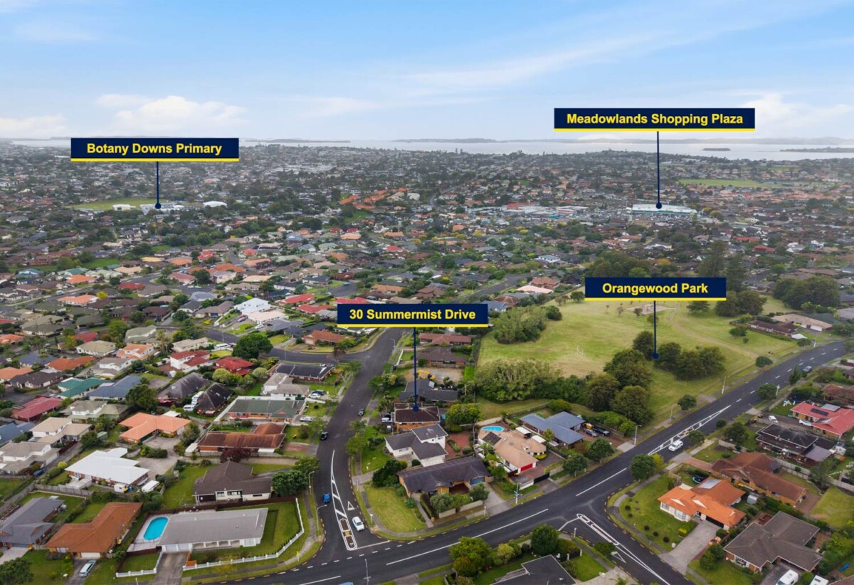 URGENT SALE – 2 Weeks Tender, Highly motivated owners require a timely sale, 5 beds 2 baths house with garages on 650m2 section, 0.6 km to Botany Downs School, 1.6 km to Somerville Intermediate School, 1.9 km to Howick College, 30 Summermist Drive, Northpark, Auckland