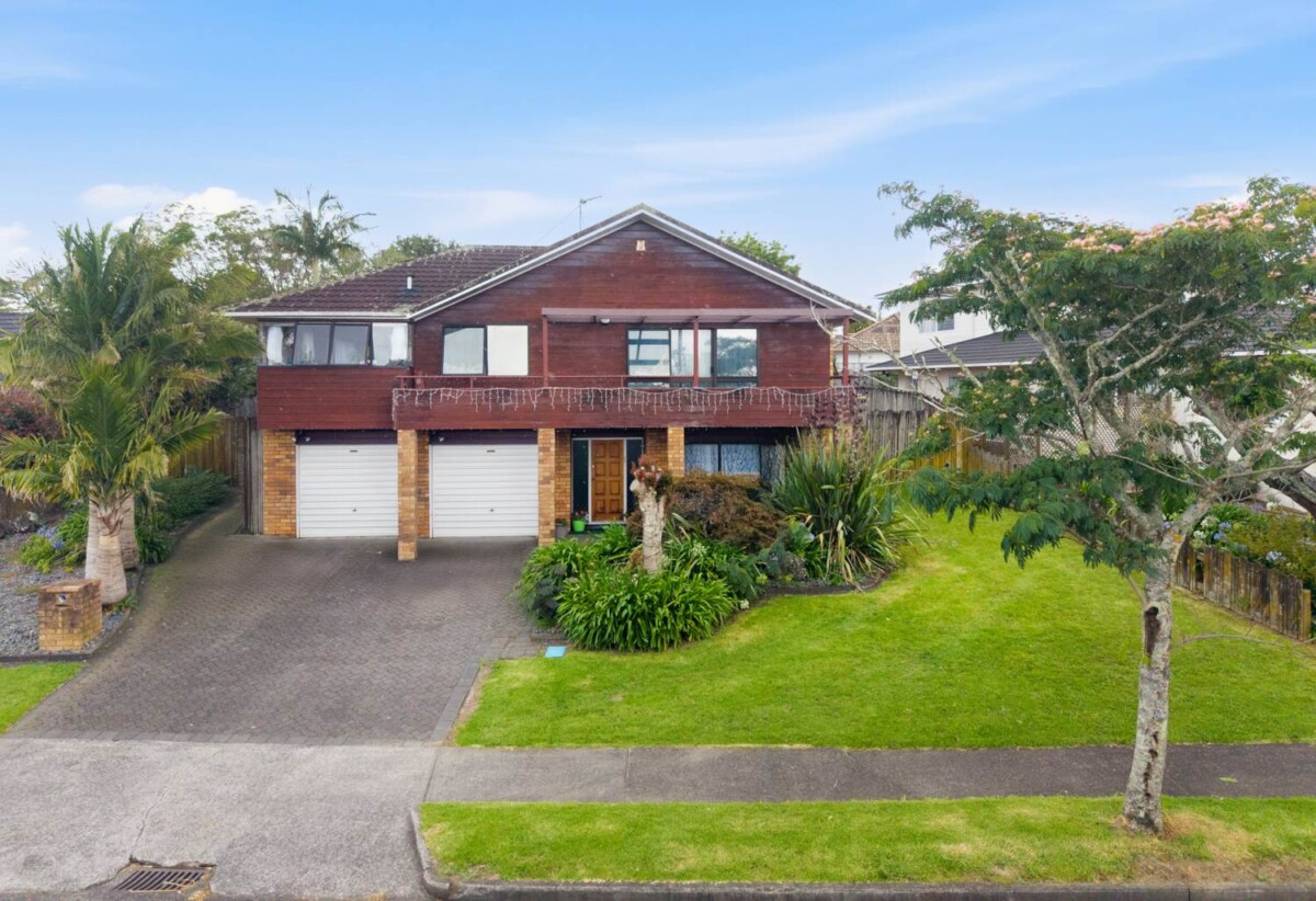 URGENT SALE – 2 Weeks Tender, Highly motivated owners require a timely sale, 5 beds 2 baths house with garages on 650m2 section, 0.6 km to Botany Downs School, 1.6 km to Somerville Intermediate School, 1.9 km to Howick College, 30 Summermist Drive, Northpark, Auckland