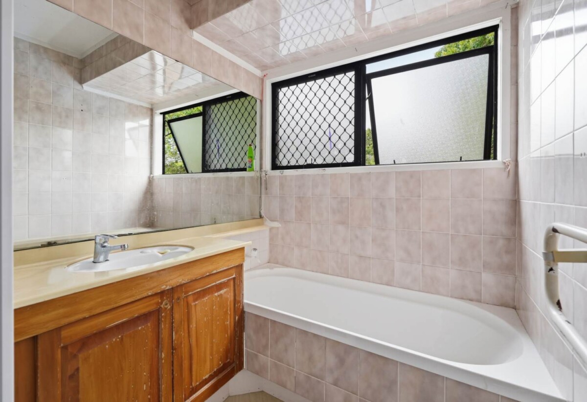 URGENT SALE – 2 Weeks Tender, Highly motivated owners require a timely sale, 5 beds 2 baths house with garages on 650m2 section, 0.6 km to Botany Downs School, 1.6 km to Somerville Intermediate School, 1.9 km to Howick College, 30 Summermist Drive, Northpark, Auckland