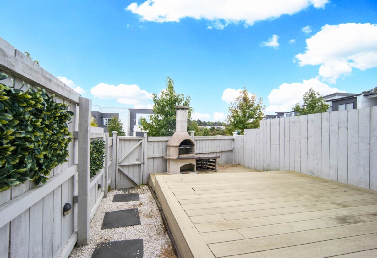 Freehold 4 beds 4 baths home with garage, close to shops, Albany Mall, schools, motorway access, 0.3 km to Oteha Valley School, 1 km to Northcross Intermediate, 3.3 km to Long Bay College, 4 Rengarenga Rise, Albany, Auckland