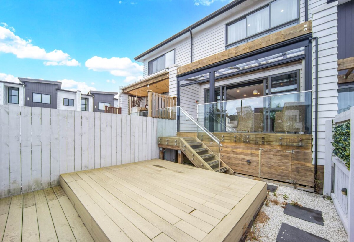 Freehold 4 beds 4 baths home with garage, close to shops, Albany Mall, schools, motorway access, 0.3 km to Oteha Valley School, 1 km to Northcross Intermediate, 3.3 km to Long Bay College, 4 Rengarenga Rise, Albany, Auckland