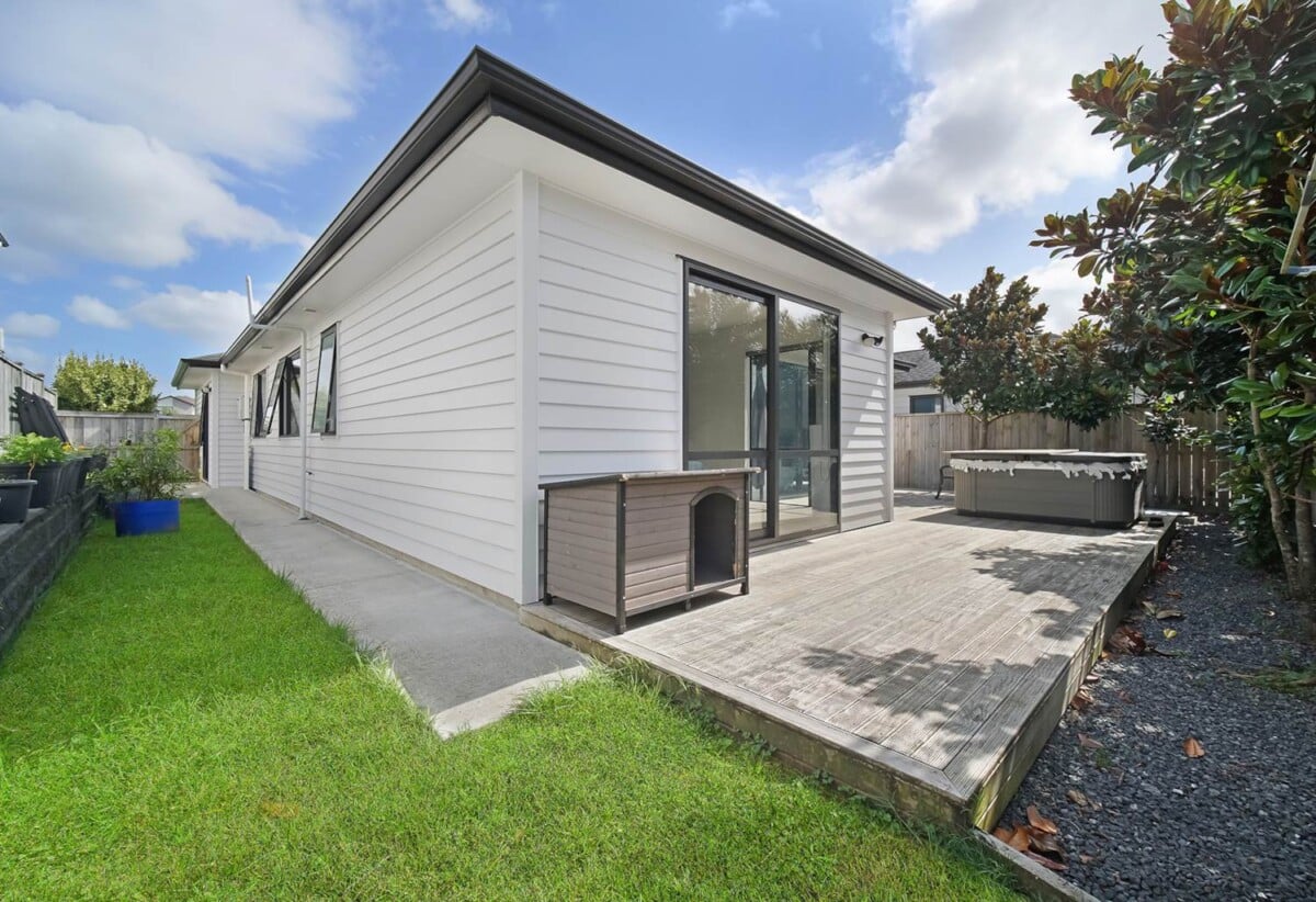 Motivated vendors, CV of $1.2m, 4 beds 2 baths house with double garage and reserve views on 406m2 section, 0.6 km to Te Uho o Te Nikau Primary School, 1.6 km to Ormiston Junior College, 1.7 km to Ormiston Senior College, 34 Whakatupu Road, Flat Bush, Auckland