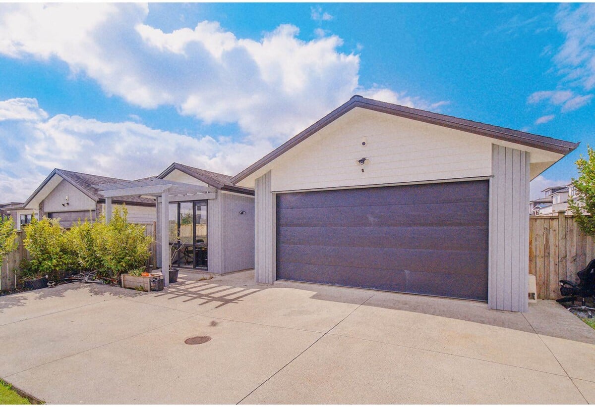 Motivated vendors, CV of $1.2m, 4 beds 2 baths house with double garage and reserve views on 406m2 section, 0.6 km to Te Uho o Te Nikau Primary School, 1.6 km to Ormiston Junior College, 1.7 km to Ormiston Senior College, 34 Whakatupu Road, Flat Bush, Auckland