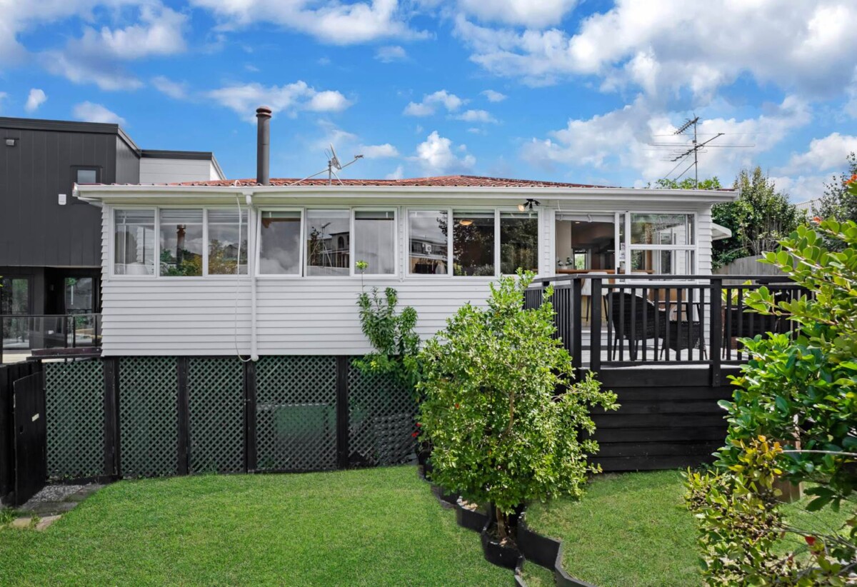 3 beds 2 baths house, 3 beds main home upstairs, 1 rumpus room 1 bath 1 sewing or hobby room 1 large storage room (previously a garage). downstairs, 0.2 km to Pakuranga Intermediate, 0.4 km to Pakuranga Heights School, 0.9 km to Edgewater College, Lot 1/22 Elizabeth Street, Pakuranga Heights, Auckland