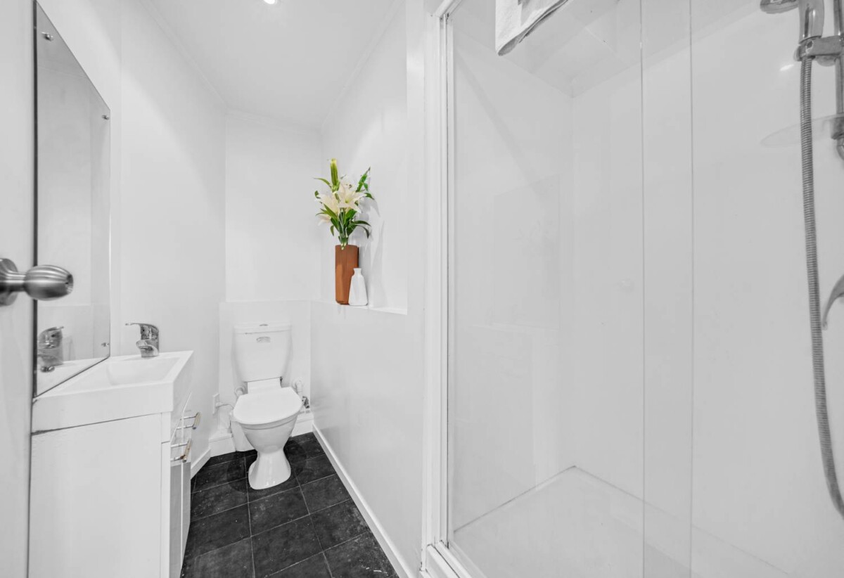 3 beds 2 baths house, 3 beds main home upstairs, 1 rumpus room 1 bath 1 sewing or hobby room 1 large storage room (previously a garage). downstairs, 0.2 km to Pakuranga Intermediate, 0.4 km to Pakuranga Heights School, 0.9 km to Edgewater College, Lot 1/22 Elizabeth Street, Pakuranga Heights, Auckland