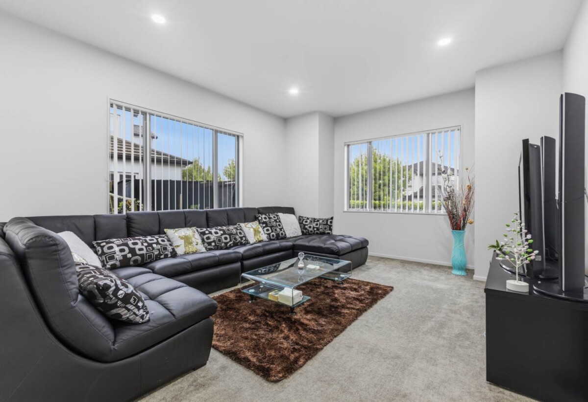 In Established Karaka Lakes community, 4 beds 2.5 baths house with double garage on 576m2 section, close to schools, shops, motorway access, 0.7 km to Hingaia Peninsula School, 1.1 km to Rosehill Intermediate, 1.2 km to Rosehill College, 41 Pickaberry Avenue, Karaka, Auckland