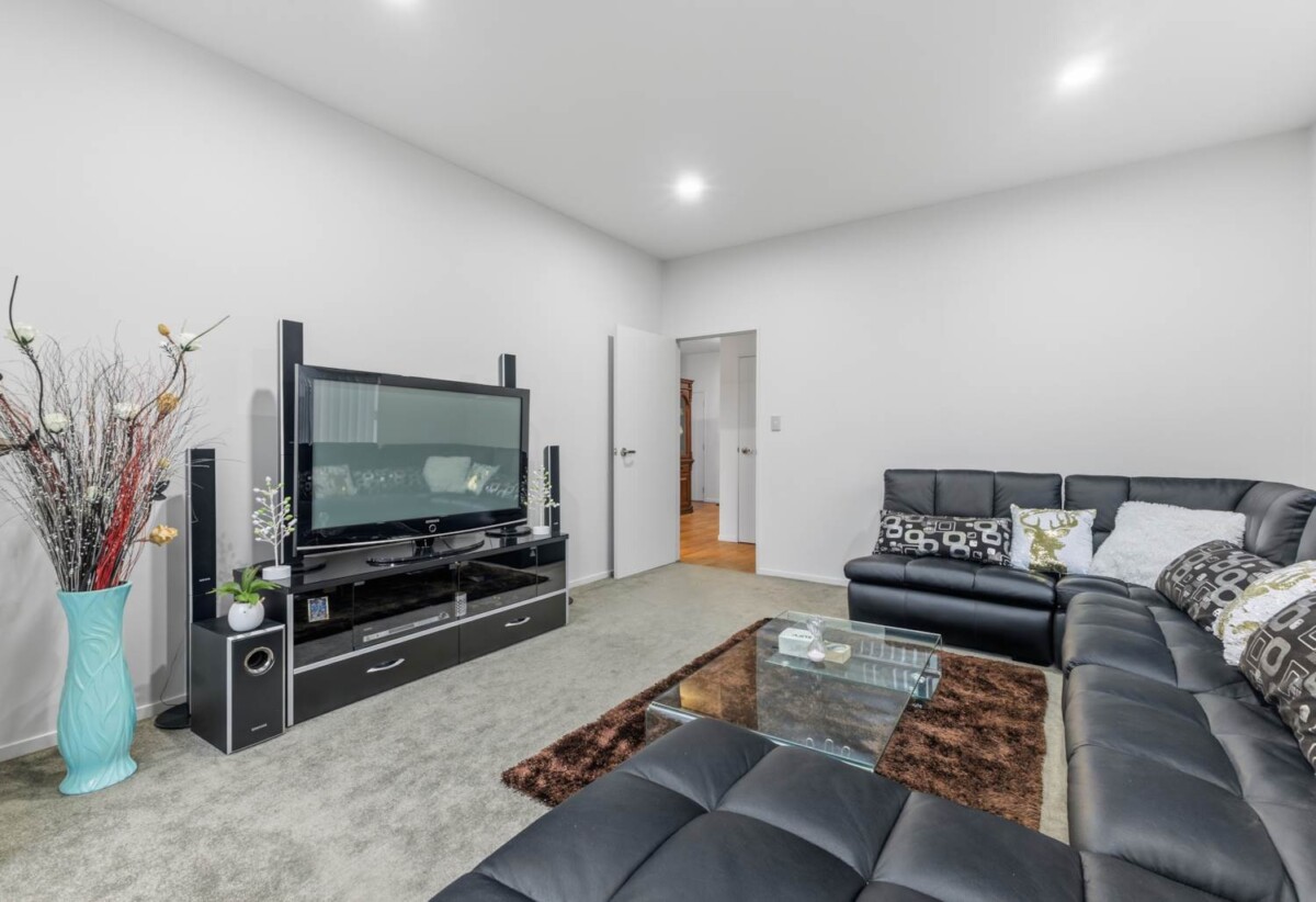 In Established Karaka Lakes community, 4 beds 2.5 baths house with double garage on 576m2 section, close to schools, shops, motorway access, 0.7 km to Hingaia Peninsula School, 1.1 km to Rosehill Intermediate, 1.2 km to Rosehill College, 41 Pickaberry Avenue, Karaka, Auckland