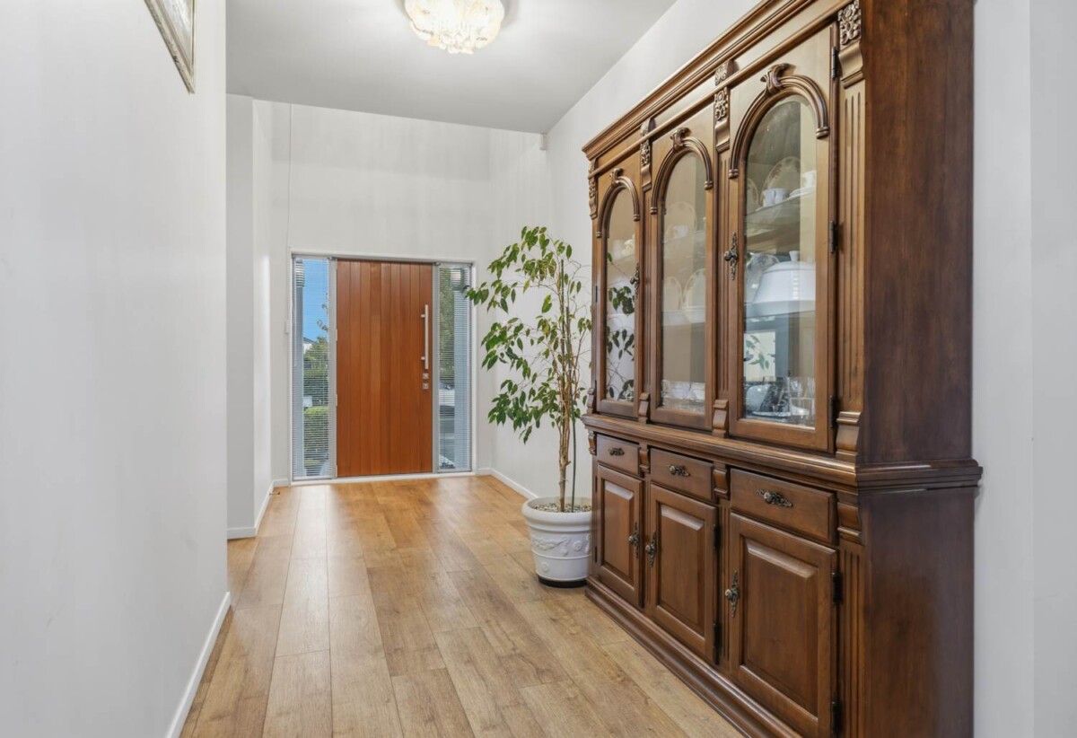 In Established Karaka Lakes community, 4 beds 2.5 baths house with double garage on 576m2 section, close to schools, shops, motorway access, 0.7 km to Hingaia Peninsula School, 1.1 km to Rosehill Intermediate, 1.2 km to Rosehill College, 41 Pickaberry Avenue, Karaka, Auckland