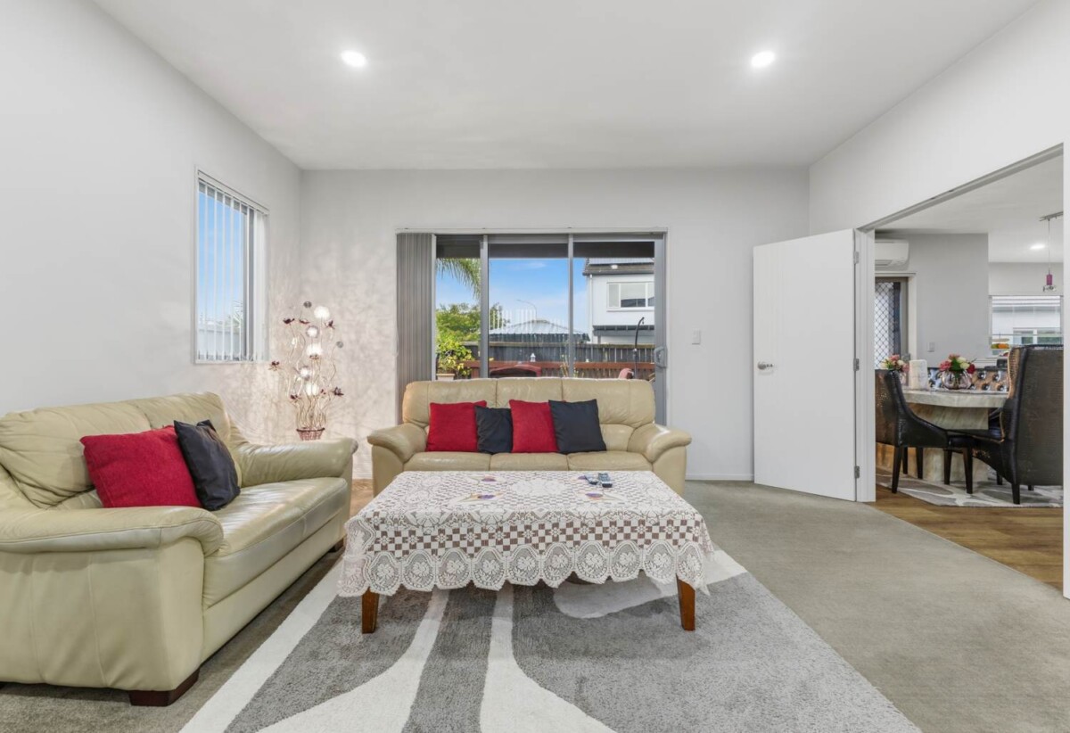 In Established Karaka Lakes community, 4 beds 2.5 baths house with double garage on 576m2 section, close to schools, shops, motorway access, 0.7 km to Hingaia Peninsula School, 1.1 km to Rosehill Intermediate, 1.2 km to Rosehill College, 41 Pickaberry Avenue, Karaka, Auckland