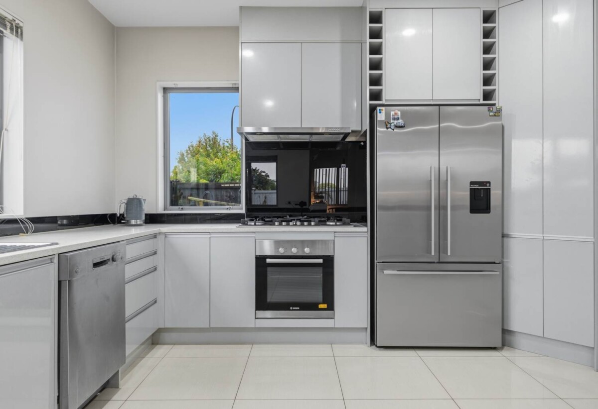 In Established Karaka Lakes community, 4 beds 2.5 baths house with double garage on 576m2 section, close to schools, shops, motorway access, 0.7 km to Hingaia Peninsula School, 1.1 km to Rosehill Intermediate, 1.2 km to Rosehill College, 41 Pickaberry Avenue, Karaka, Auckland