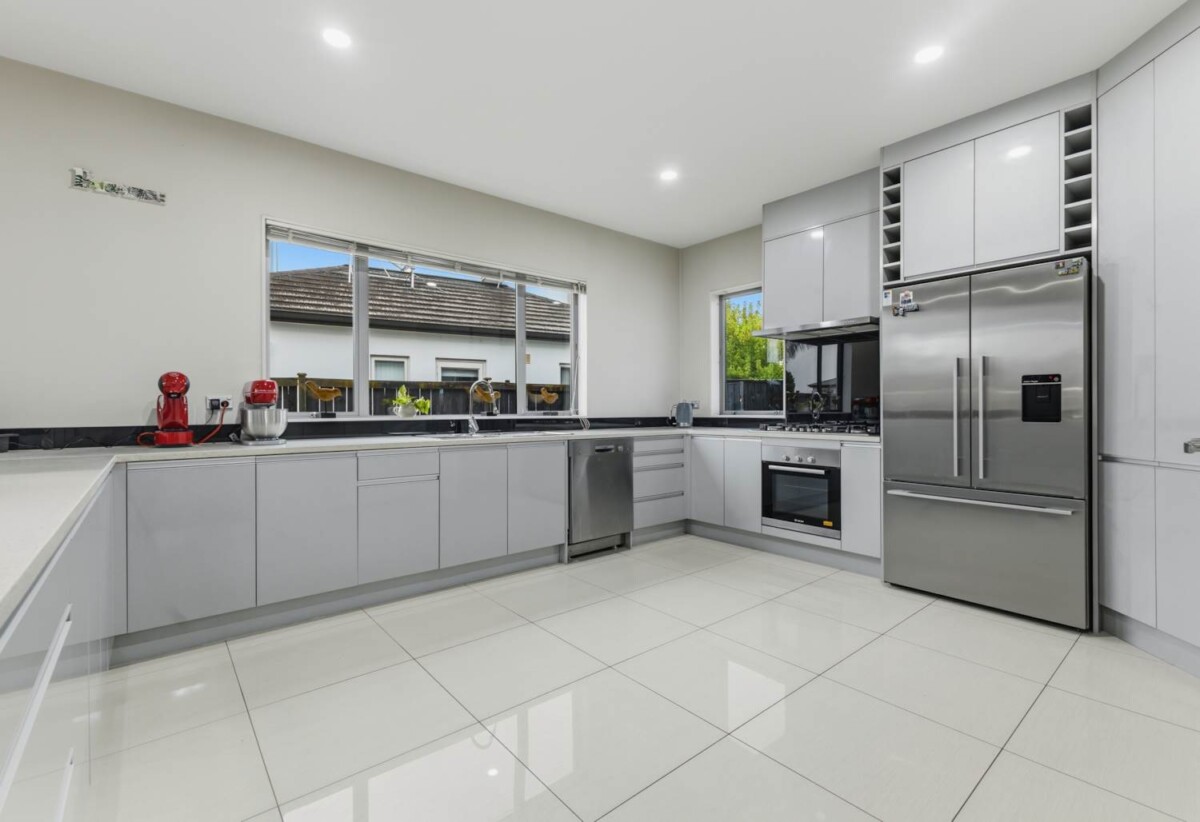 In Established Karaka Lakes community, 4 beds 2.5 baths house with double garage on 576m2 section, close to schools, shops, motorway access, 0.7 km to Hingaia Peninsula School, 1.1 km to Rosehill Intermediate, 1.2 km to Rosehill College, 41 Pickaberry Avenue, Karaka, Auckland