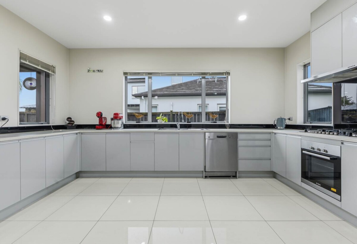 In Established Karaka Lakes community, 4 beds 2.5 baths house with double garage on 576m2 section, close to schools, shops, motorway access, 0.7 km to Hingaia Peninsula School, 1.1 km to Rosehill Intermediate, 1.2 km to Rosehill College, 41 Pickaberry Avenue, Karaka, Auckland