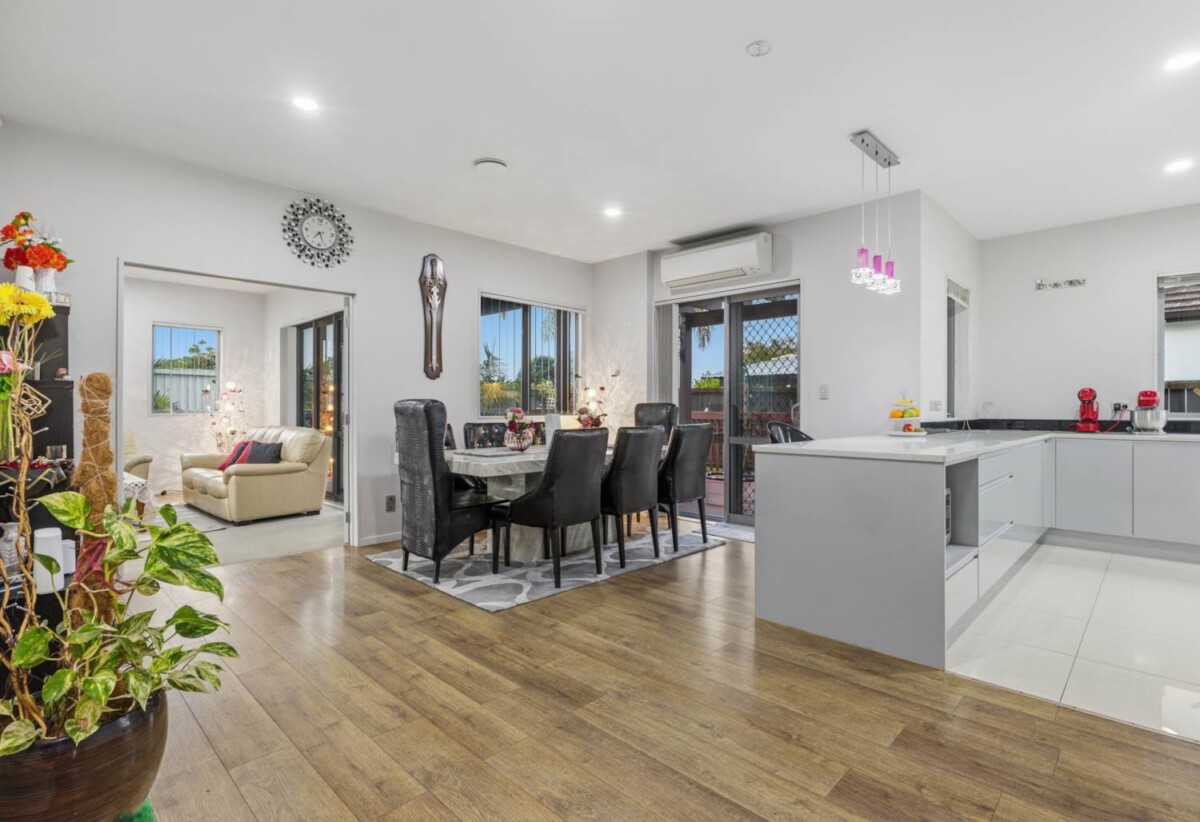 In Established Karaka Lakes community, 4 beds 2.5 baths house with double garage on 576m2 section, close to schools, shops, motorway access, 0.7 km to Hingaia Peninsula School, 1.1 km to Rosehill Intermediate, 1.2 km to Rosehill College, 41 Pickaberry Avenue, Karaka, Auckland