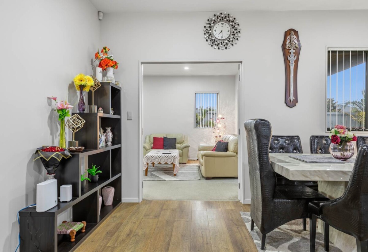 In Established Karaka Lakes community, 4 beds 2.5 baths house with double garage on 576m2 section, close to schools, shops, motorway access, 0.7 km to Hingaia Peninsula School, 1.1 km to Rosehill Intermediate, 1.2 km to Rosehill College, 41 Pickaberry Avenue, Karaka, Auckland