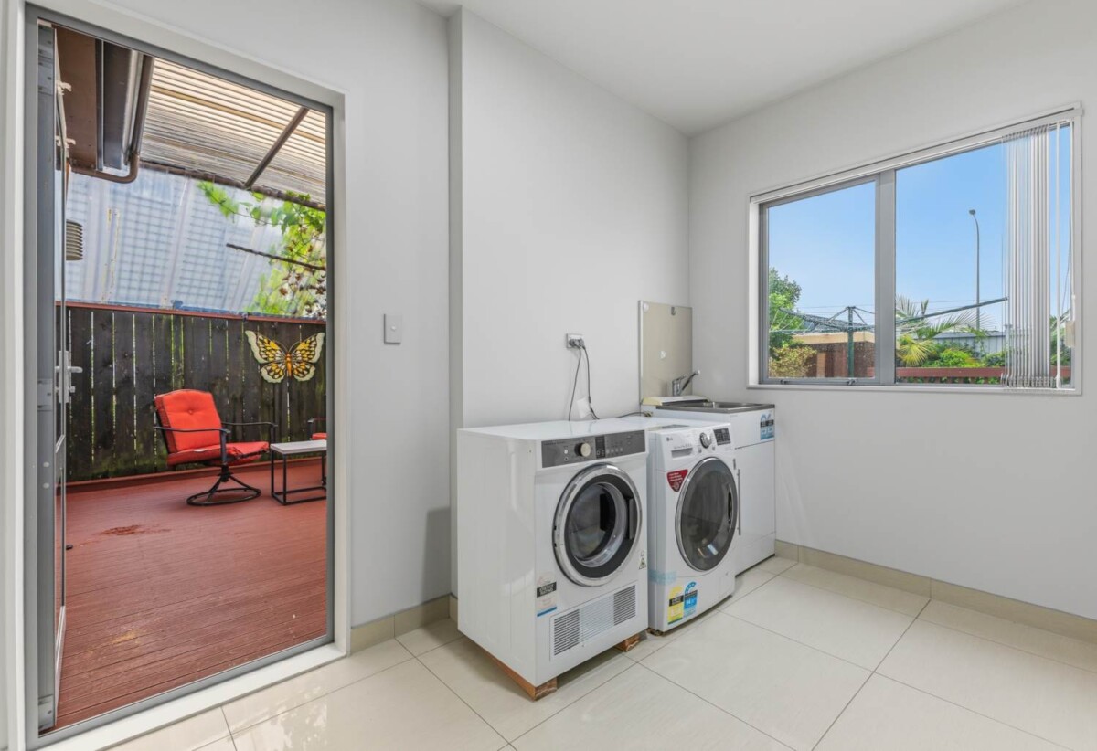 In Established Karaka Lakes community, 4 beds 2.5 baths house with double garage on 576m2 section, close to schools, shops, motorway access, 0.7 km to Hingaia Peninsula School, 1.1 km to Rosehill Intermediate, 1.2 km to Rosehill College, 41 Pickaberry Avenue, Karaka, Auckland