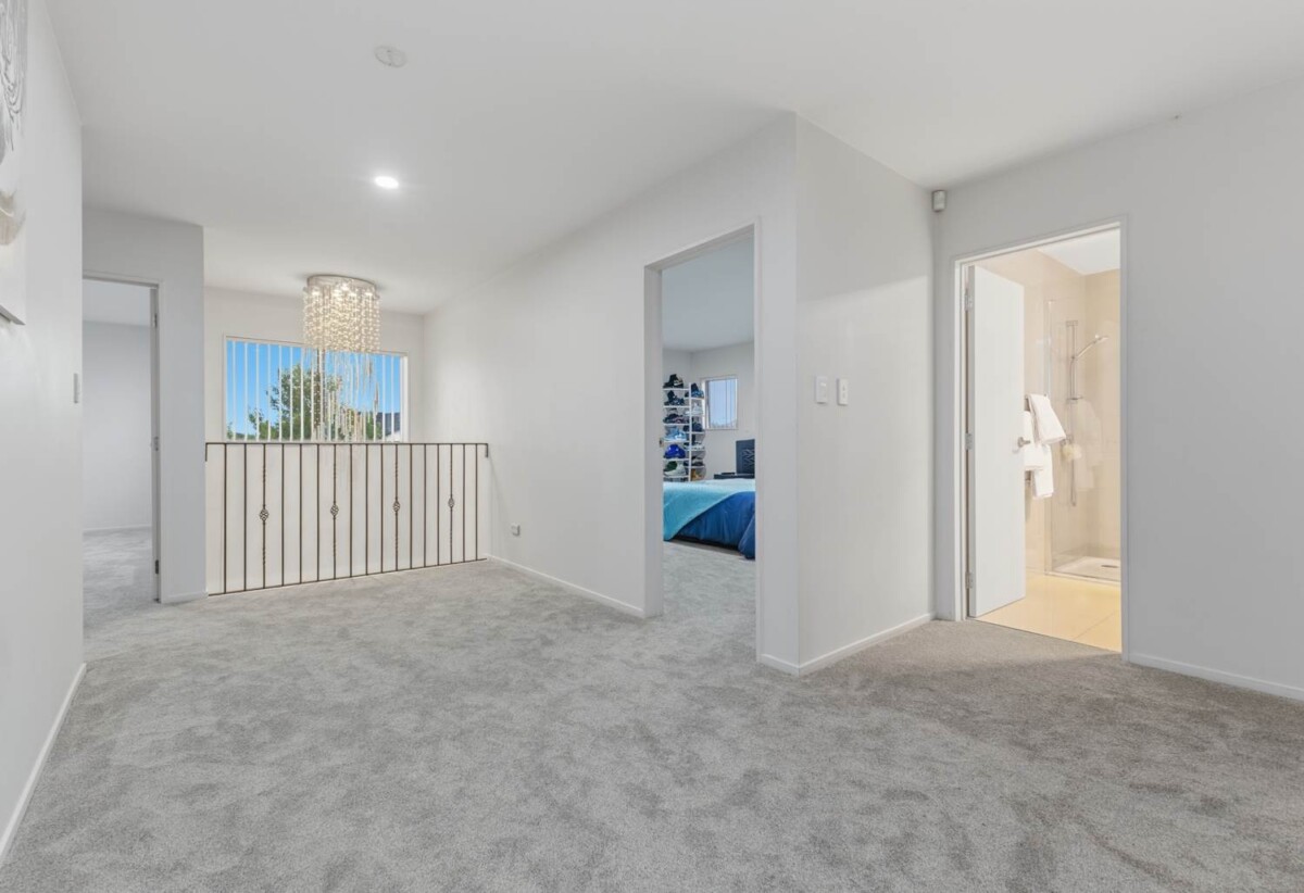 In Established Karaka Lakes community, 4 beds 2.5 baths house with double garage on 576m2 section, close to schools, shops, motorway access, 0.7 km to Hingaia Peninsula School, 1.1 km to Rosehill Intermediate, 1.2 km to Rosehill College, 41 Pickaberry Avenue, Karaka, Auckland