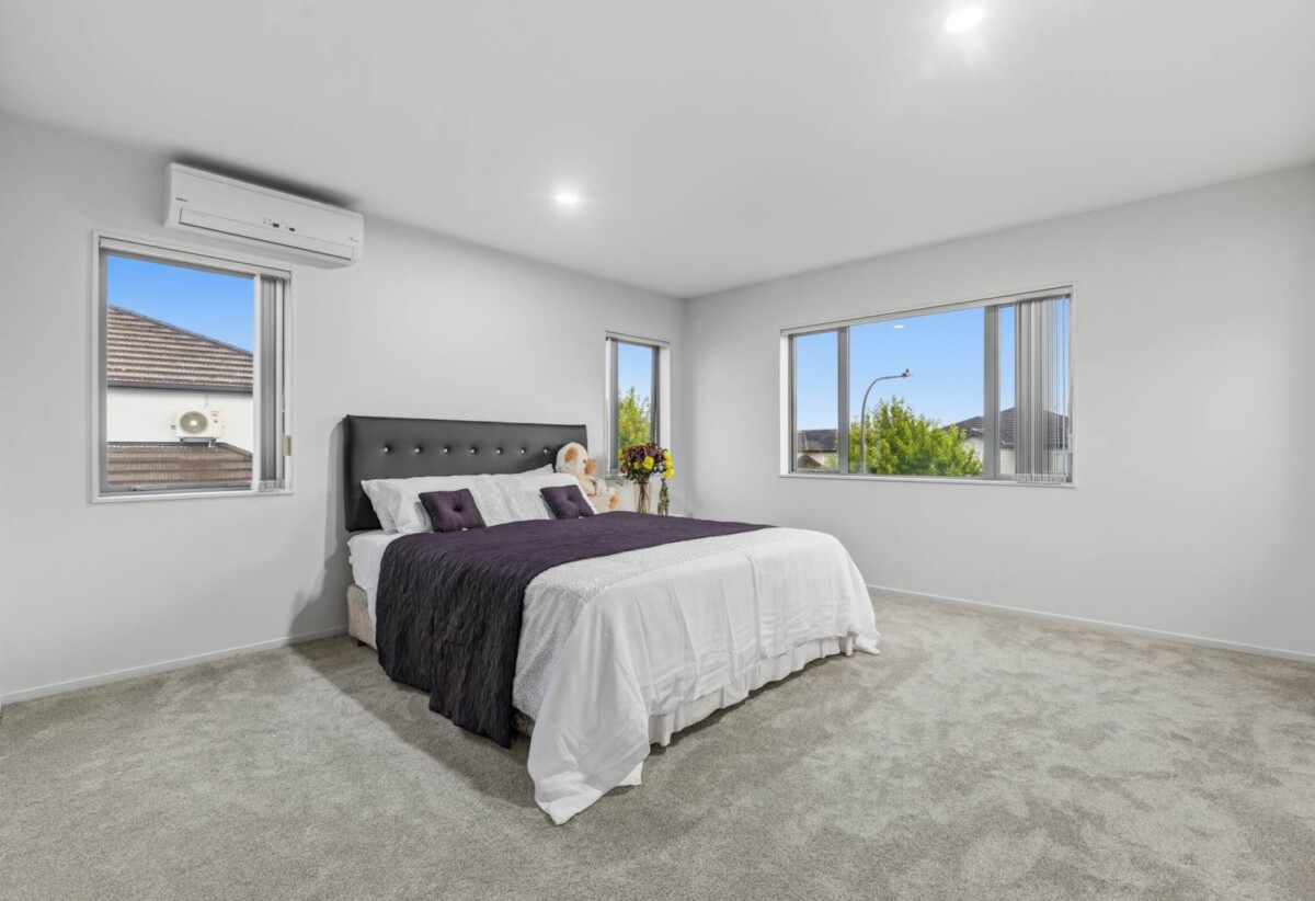 In Established Karaka Lakes community, 4 beds 2.5 baths house with double garage on 576m2 section, close to schools, shops, motorway access, 0.7 km to Hingaia Peninsula School, 1.1 km to Rosehill Intermediate, 1.2 km to Rosehill College, 41 Pickaberry Avenue, Karaka, Auckland